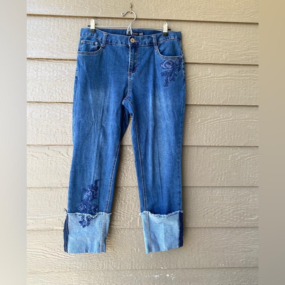 One 5 One Woman’s Blue Denim Embroidered Cuff  Rough Hem Capri Jeans Size 10